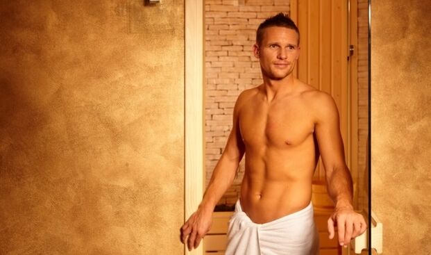 мъж в банята преди уголемяване на пениса