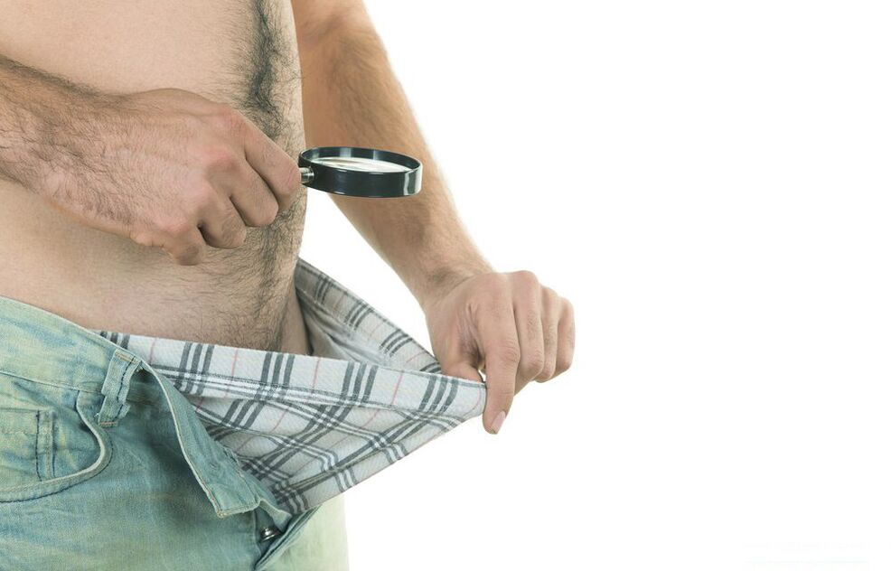 мъж, който гледа размера на пениса