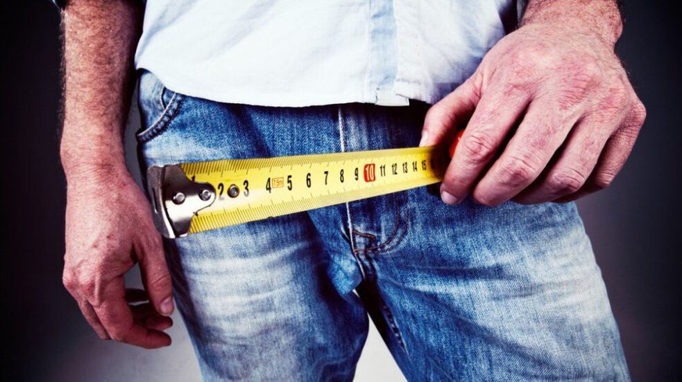 мъж измерва пениса след уголемяване с гел