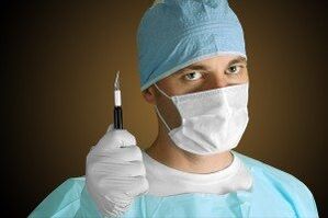 Хирург, който прави операция за уголемяване на пениса по медицински причини