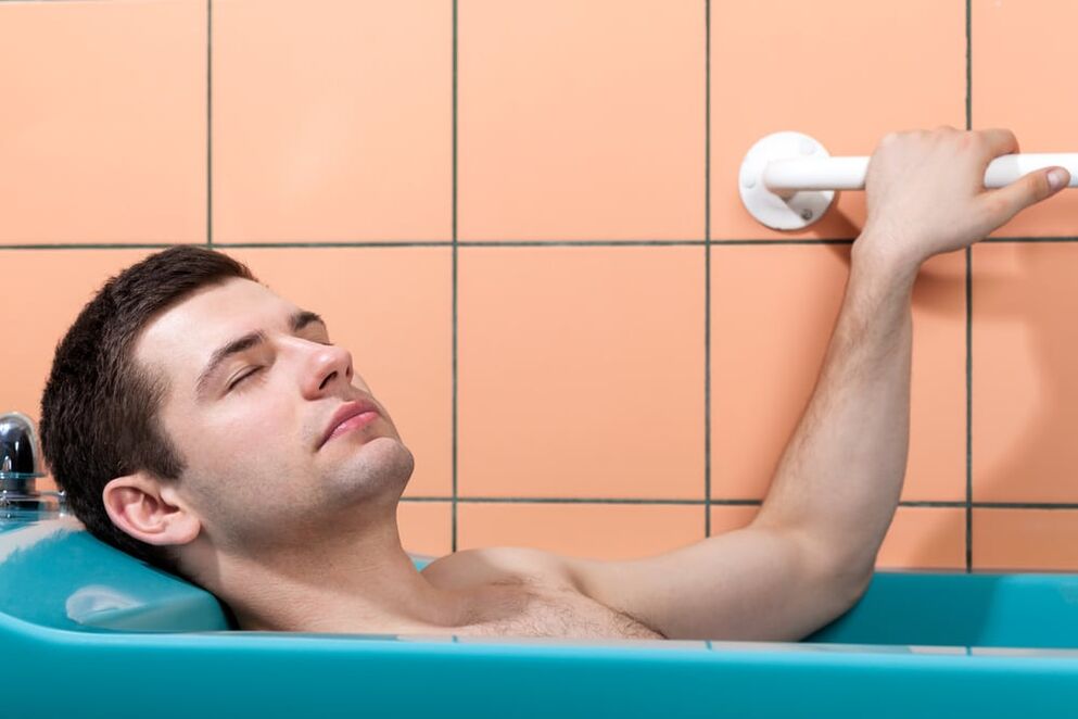 мъж се къпе със сода за хляб, за да увеличи пениса си