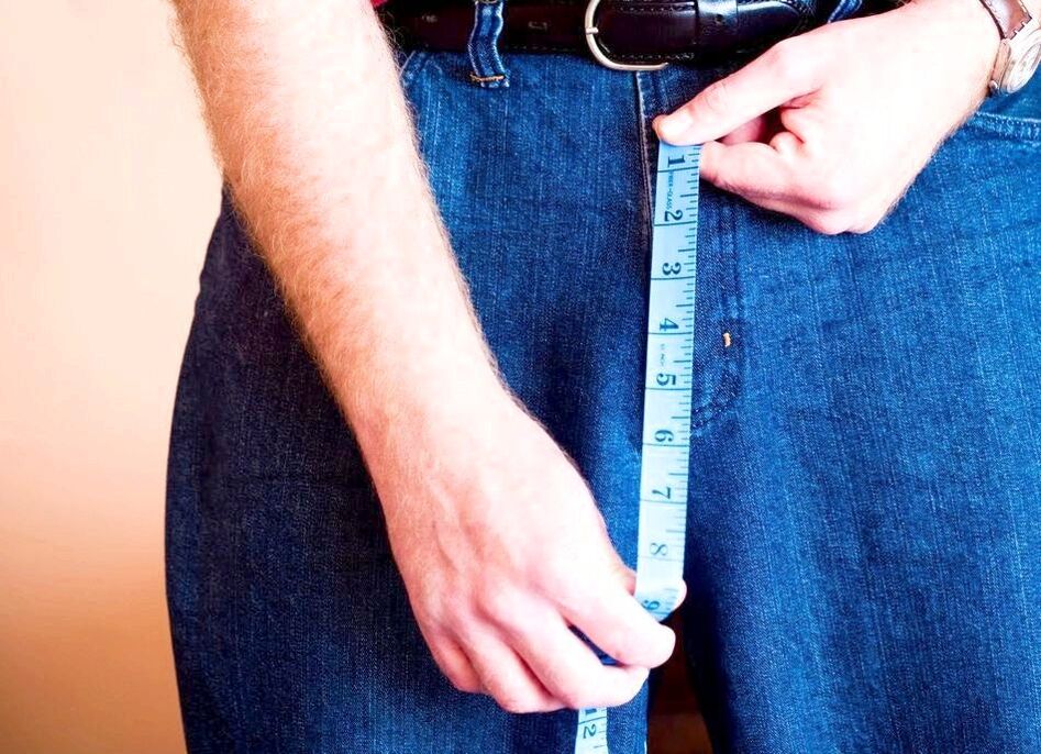 мъж измерва пениса след уголемяване